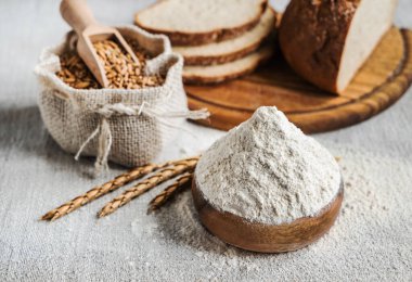 Buğday ve un masada.