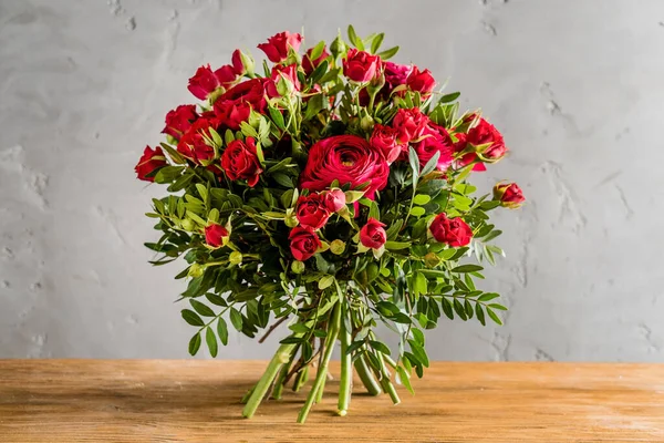 Red Roses Bouquet Table — Stock Photo, Image