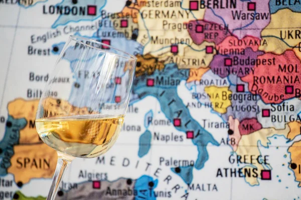 Bicchiere Vino Vicino Alla Mappa — Foto Stock