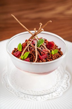 Naneli ve ahududulu çikolatalı tatlı.