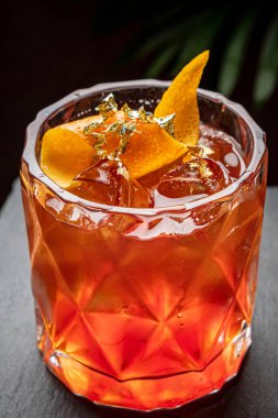 Negroni 'de. Eski moda kokteyl.. 