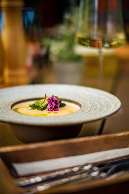 Kremalı çorba ve beyaz şarap.