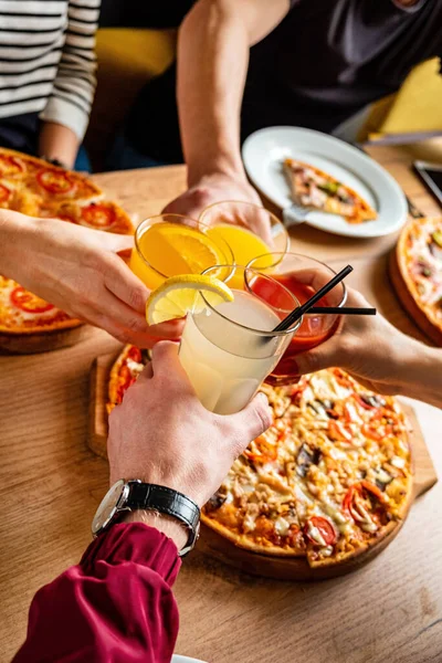 Grupo Personas Comiendo Pizza — Foto de Stock