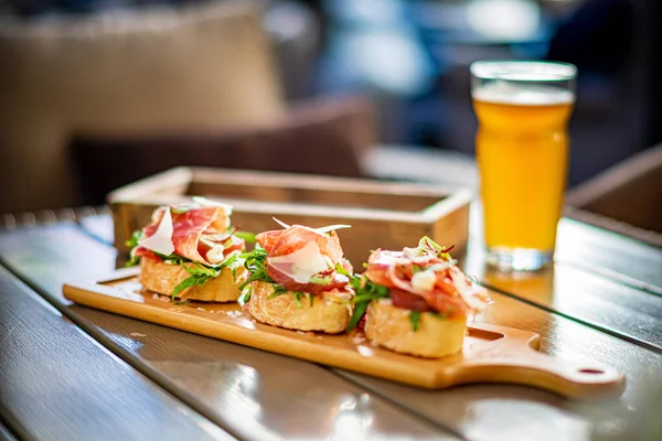 Verre Bière Froide Avec Délicieuses Tapas — Photo