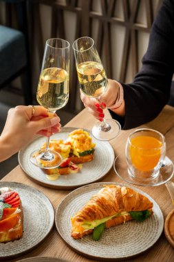 Restoranda şampanya içen kadın.