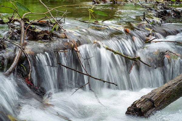 深い森の中の滝 自然景観 — ストック写真