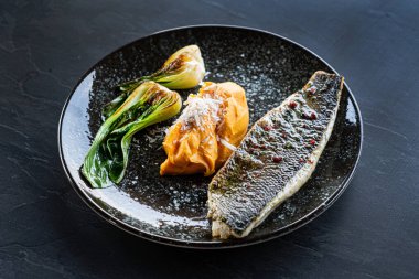 Tatlı patates püresi ile beyaz balık