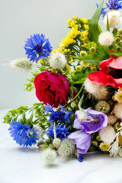 Bouquet Estivo Sul Bianco — Foto Stock