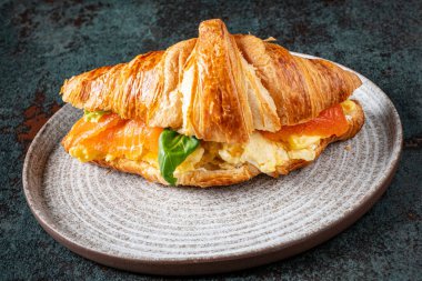 Füme somonlu taze kruvasan.