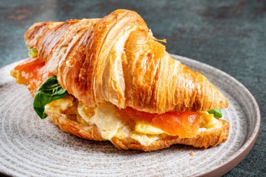 Füme somonlu taze kruvasan.