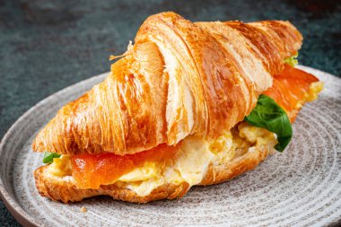 Füme somonlu taze kruvasan.