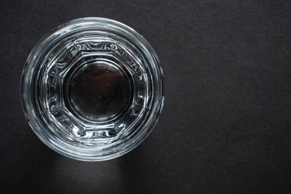 Verre Eau Sur Fond Noir — Photo