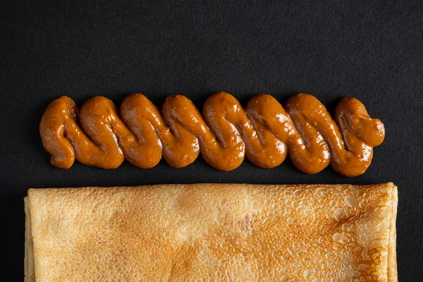 Pannenkoek Met Zoutkaramel Zwarte Achtergrond — Stockfoto