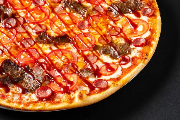 Leckere Pizza Auf Schwarzem Hintergrund — Stockfoto