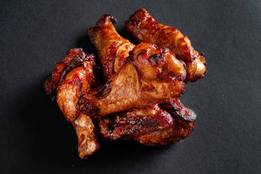 Siyah arka planda kızarmış tavuk.