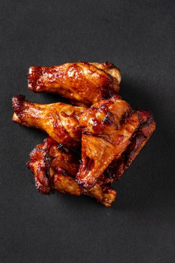 Siyah arka planda kızarmış tavuk.