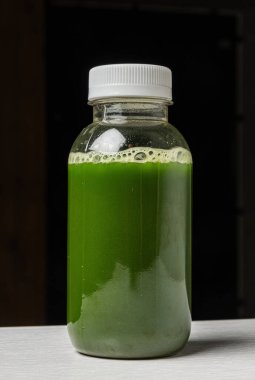 Şişede yeşil smoothie