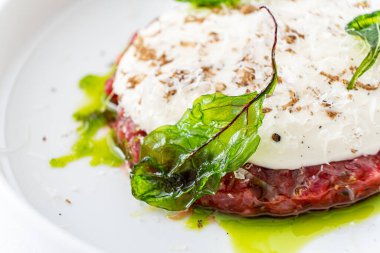 Soslu ve otlu etli tartar.