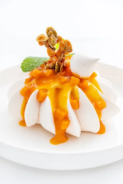 Meringue Cake Pavlova Fresh Mango — Stock Photo, Image
