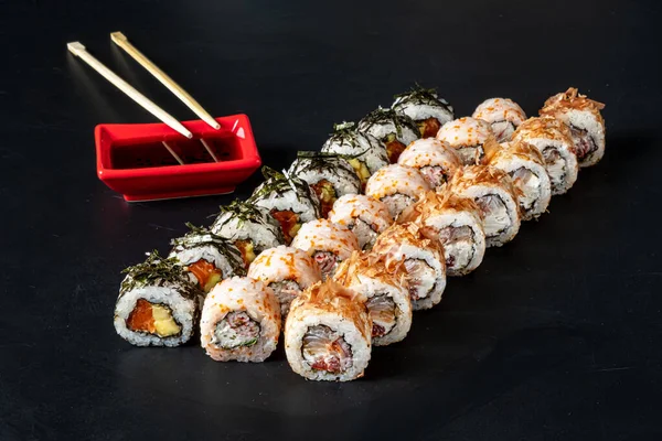 Chutné Sushi Černém Pozadí — Stock fotografie