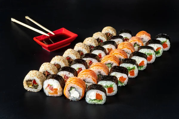 Smaczne Sushi Czarnym Tle — Zdjęcie stockowe