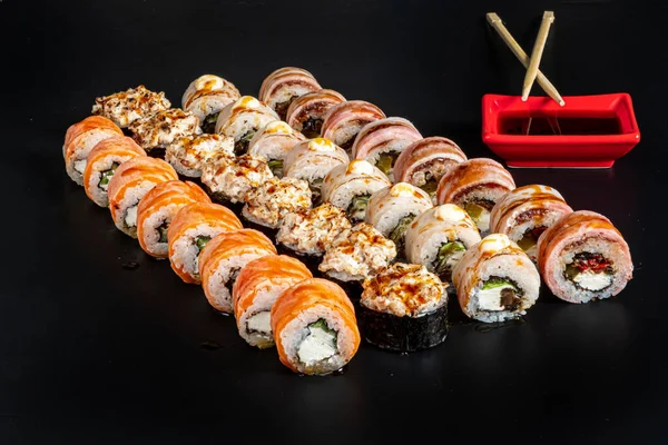 Chutné Sushi Černém Pozadí — Stock fotografie