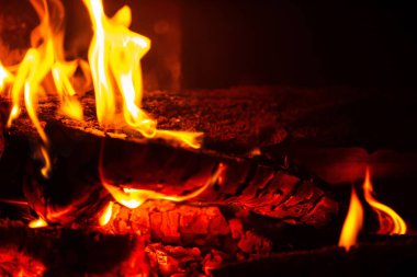 Siyah arkaplanda ateş