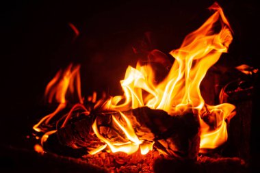 Siyah arkaplanda ateş