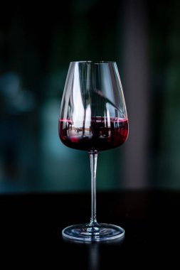 Masanın üzerine kırmızı şarap