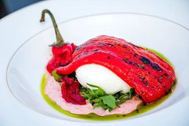 Taze olgun burrata peyniri ve ızgara biber.