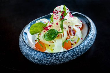 Arka planda rezene salatası