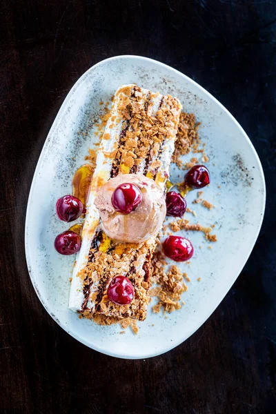 Weihnachtsdessert Mit Eis Und Kirschen — Stockfoto