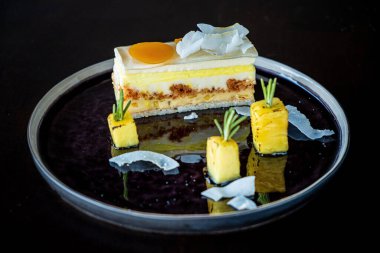 Pineappla ve hindistan cevizli vejetaryen pastası.