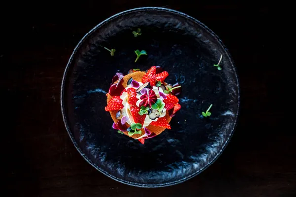 Aardbei Dessert Met Slagroom — Stockfoto