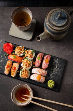 Japon suşisi siyah taşın üstünde.