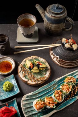 Masada lezzetli suşi var.