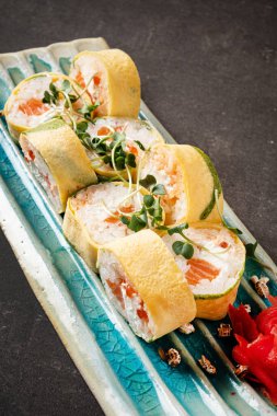 Masada lezzetli suşi var.