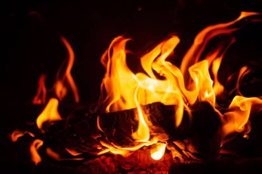 Siyah arkaplanda ateş