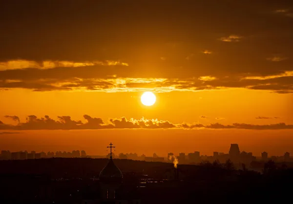 街の空に沈む夕日自然背景 — ストック写真