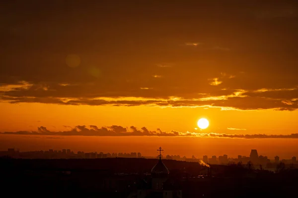 街の空に沈む夕日自然背景 — ストック写真