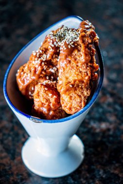 Otlar ve baharatlar baharatlı kızarmış tavuk