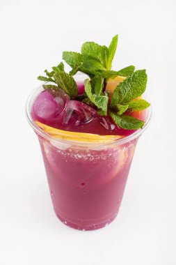 Naneli ve limonlu lavantalı limonata.