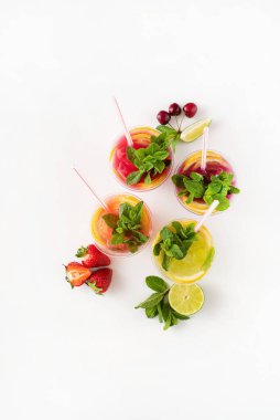 beyaz arka planda meyve limonataları