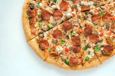 Beyaz arka planda lezzetli bir pizza.