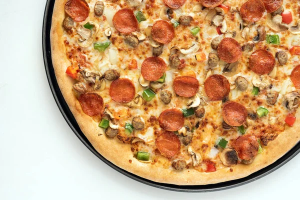 Leckere Pizza Auf Weißem Hintergrund — Stockfoto