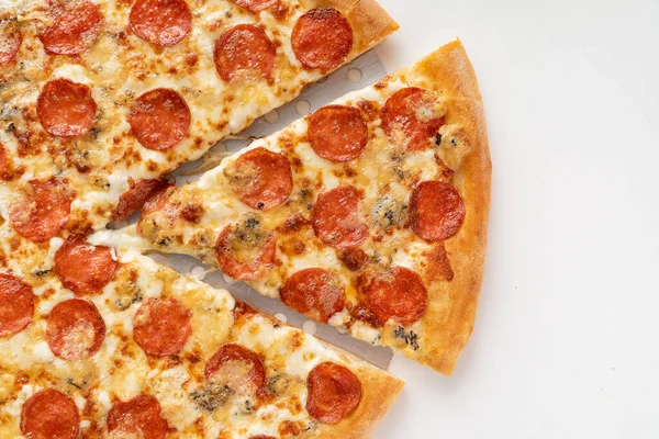 Välsmakande Pizza Vit Bakgrund — Stockfoto