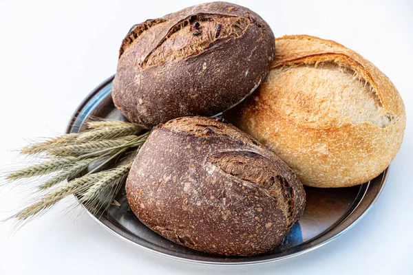 Beyaz Arka Planda Taze Organik Ekmek — Stok fotoğraf