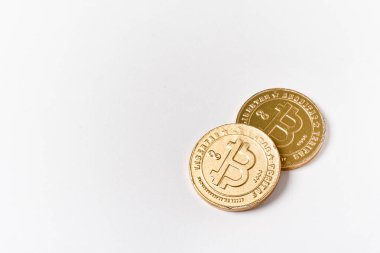Beyaz arkaplanda bitcoin paraları