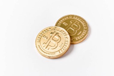 Beyaz arkaplanda bitcoin paraları