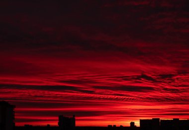 Şehir gün doğumu yakın kızıl gökyüzü